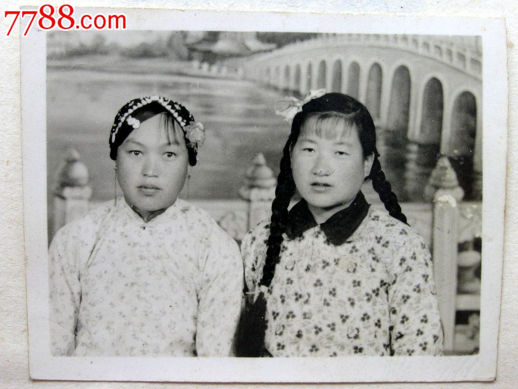 云南老照片收藏140810750年代对襟衫民族革命女青年合影