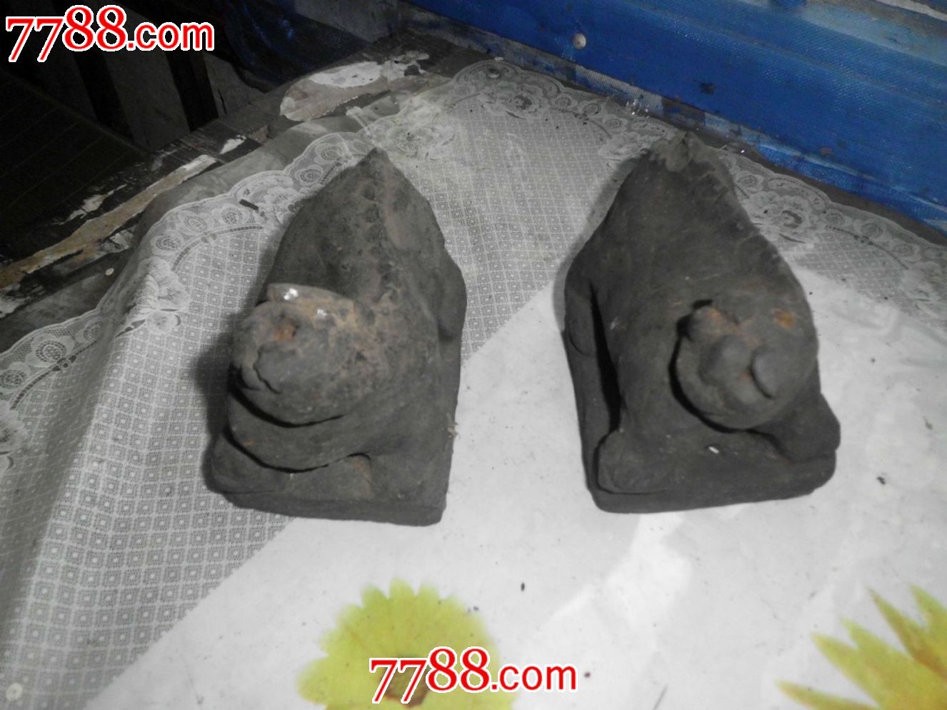 一对泥塑烧制的狮子烛台