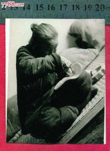 纳鞋底的老太太早期画家素材老照片