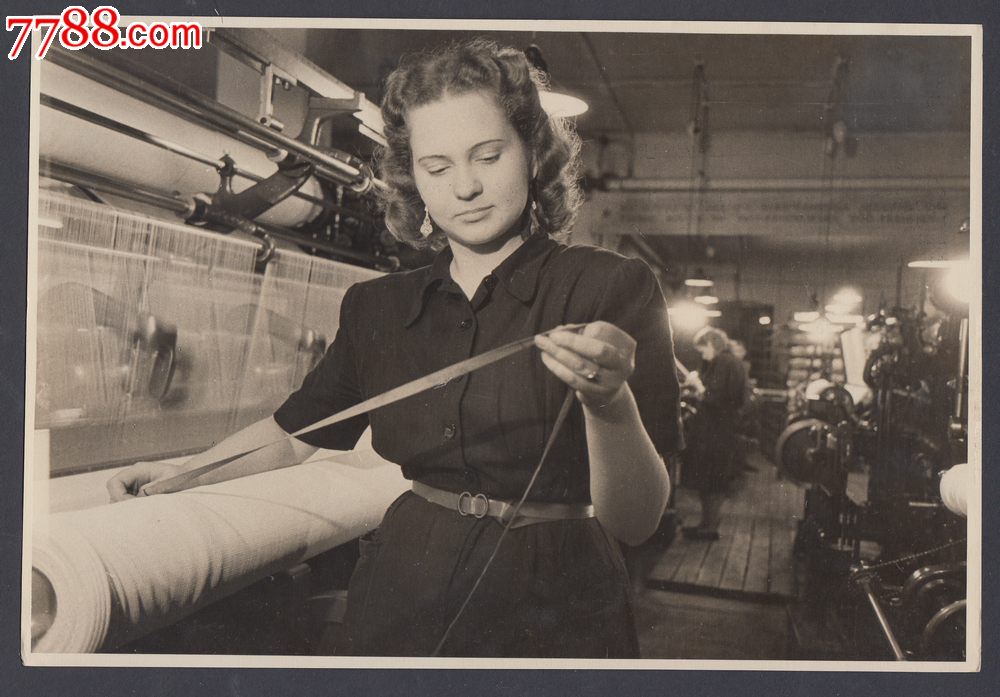 1954年穿着时尚的苏联纺织女工