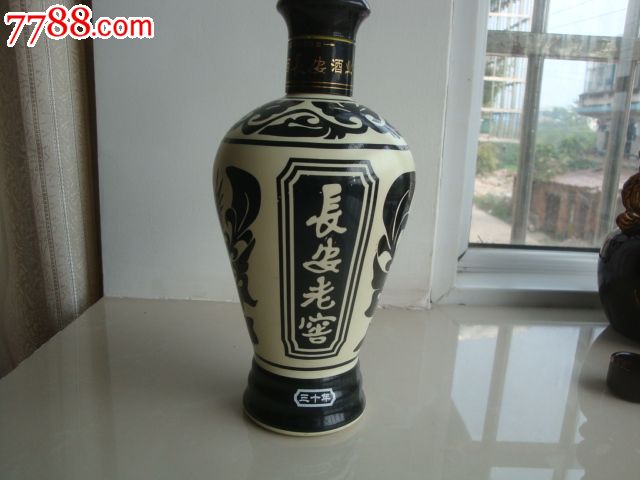 漂亮的三十年长安老窖酒瓶