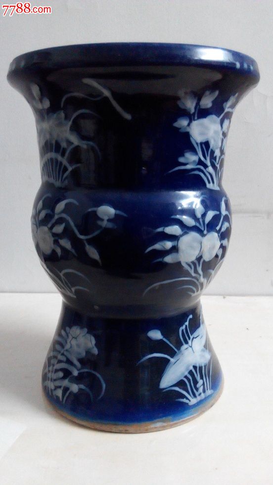 清末霁蓝釉浅浮雕花卉高足痰盂