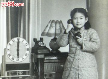 小女孩打电话,很独特【民国老照片】