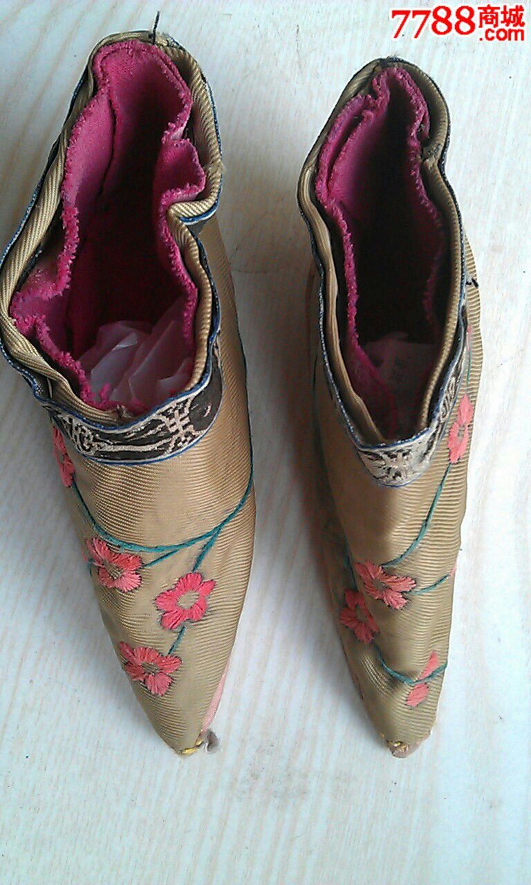 好品相清末民国绸缎面带绣工的一双三寸金莲