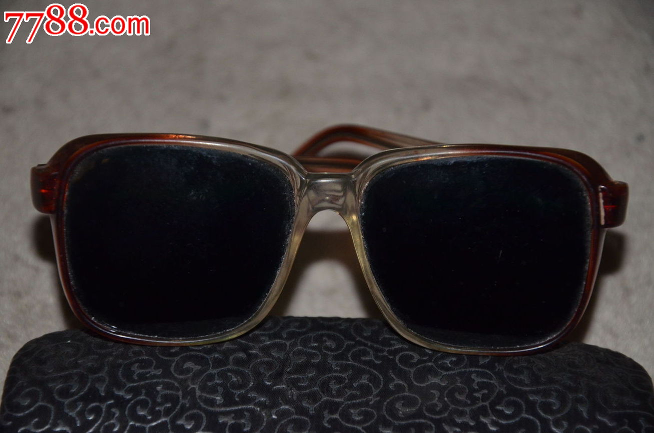 老墨镜,颜色很黑,怀旧品