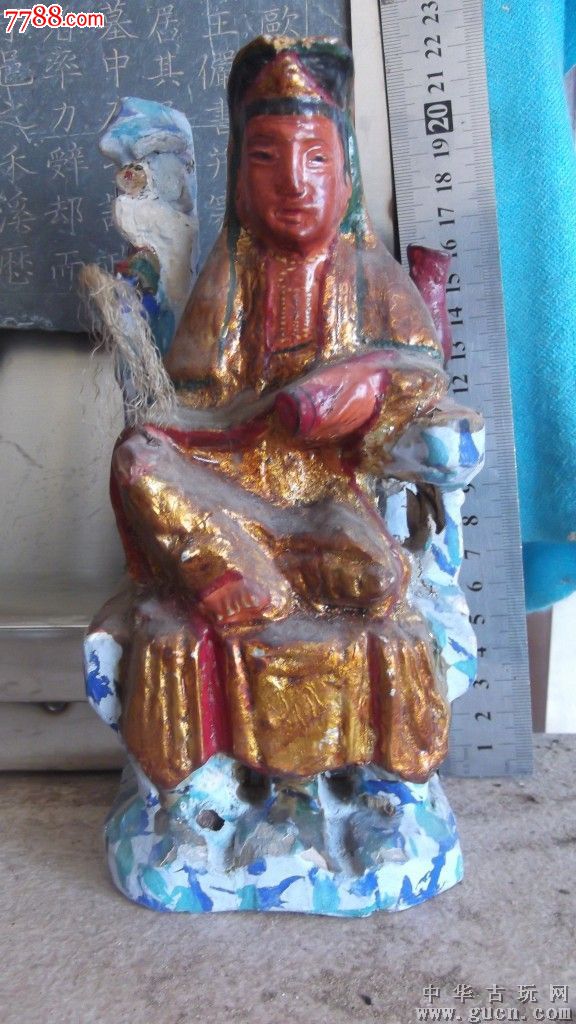 观音摆件香樟木雕刻她拿着拂尘和经书后边还有葫芦和鸟