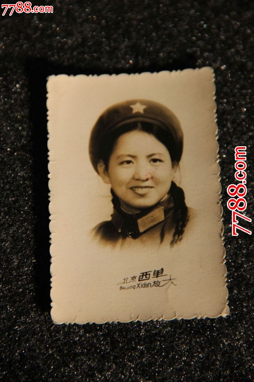 女军人照片,老照片,个人照片,年代不祥,黑白,尺寸不详,有齿边,无标志