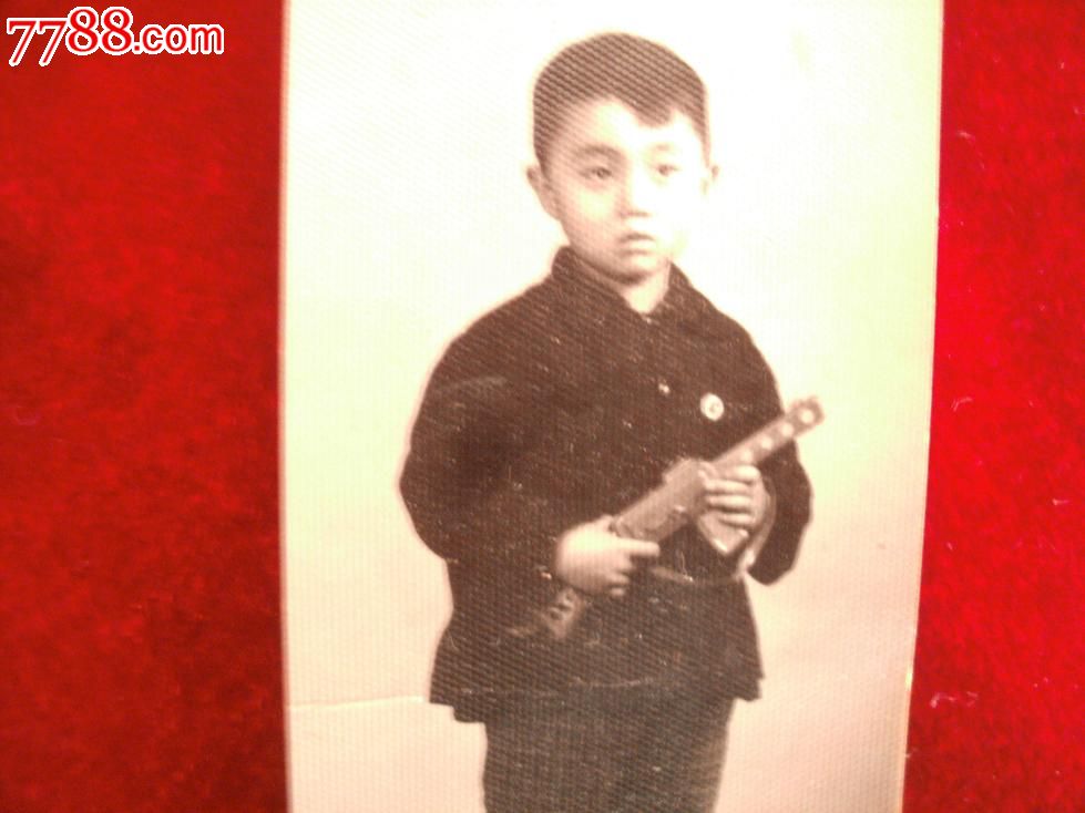 拿枪的男孩