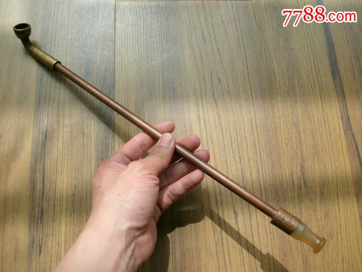 一杆灰常漂亮的长烟杆.