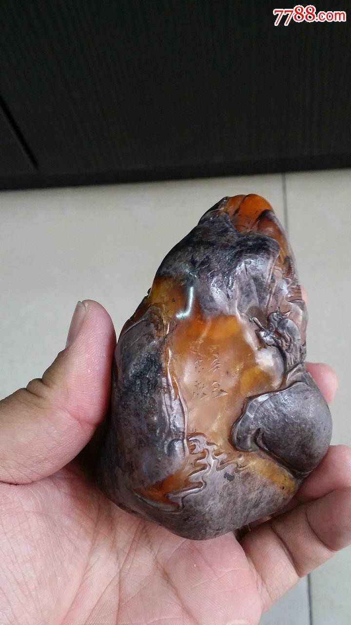 老寿山石黑皮随形浮雕田黄摆件老章底