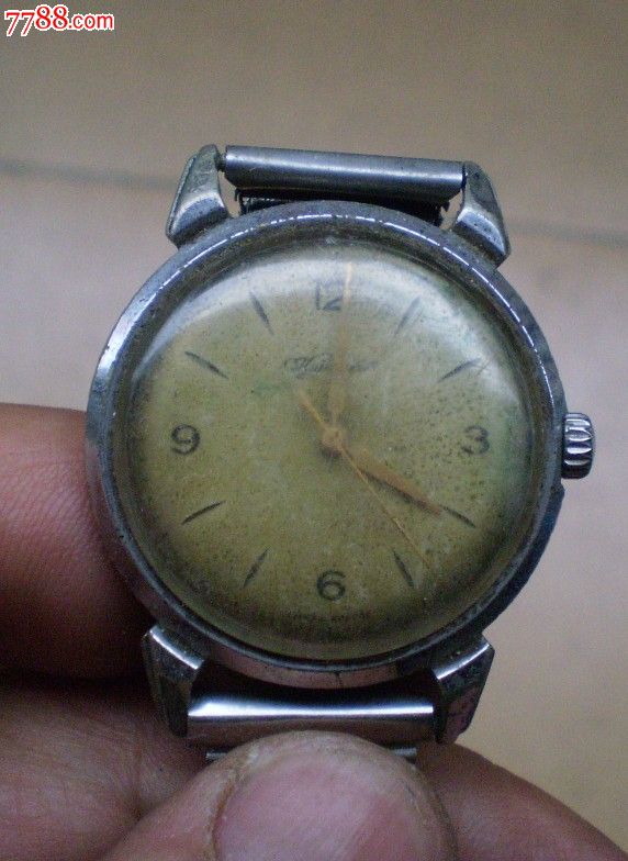 很古老的石英表一块