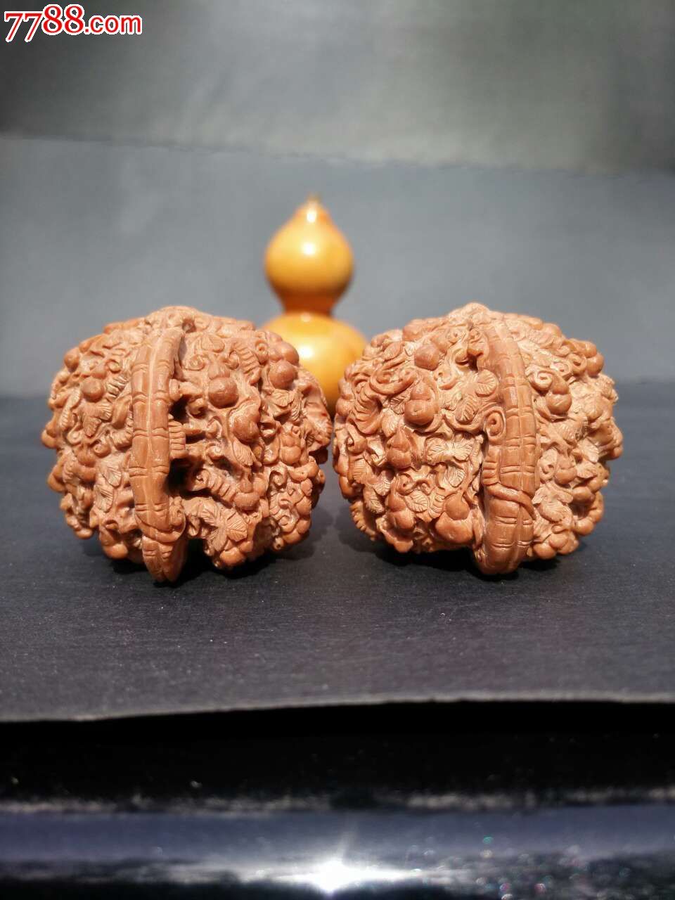 文玩核桃雕刻白狮子雕刻福禄万代