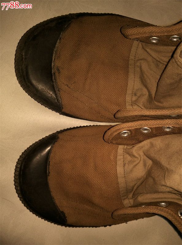 55式老式土黄色军胶鞋如图4号的志愿军士兵军鞋