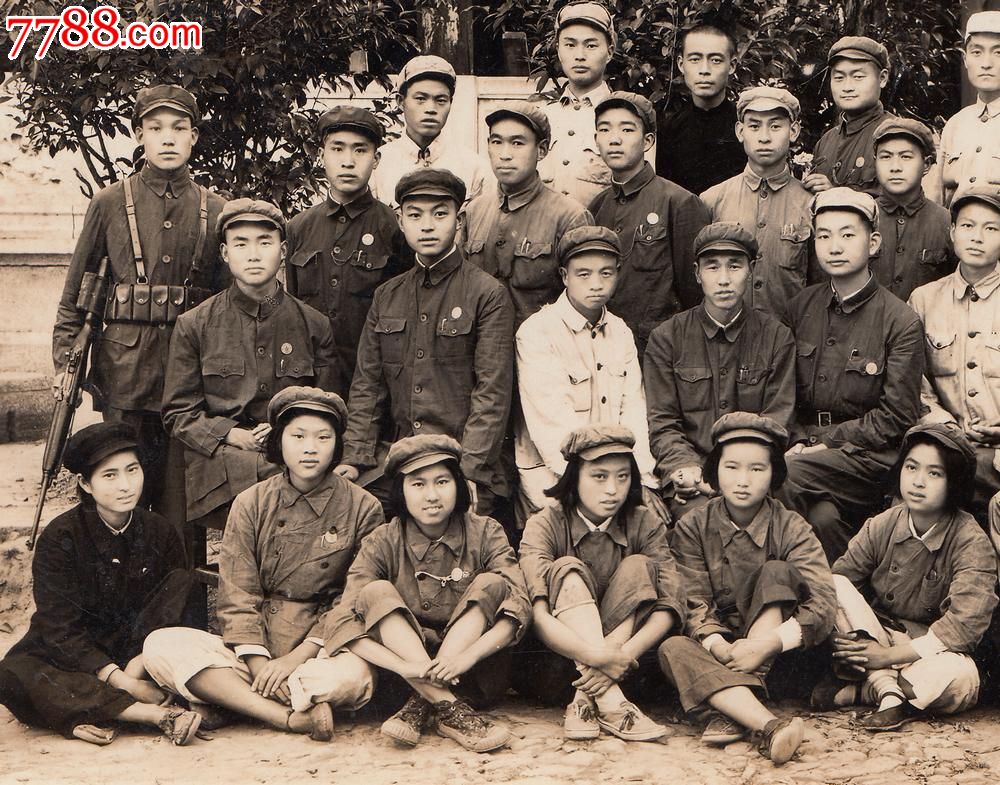 1950年曲靖地委工作队全体同志合影,应该是当年的土改队员,拍摄的真