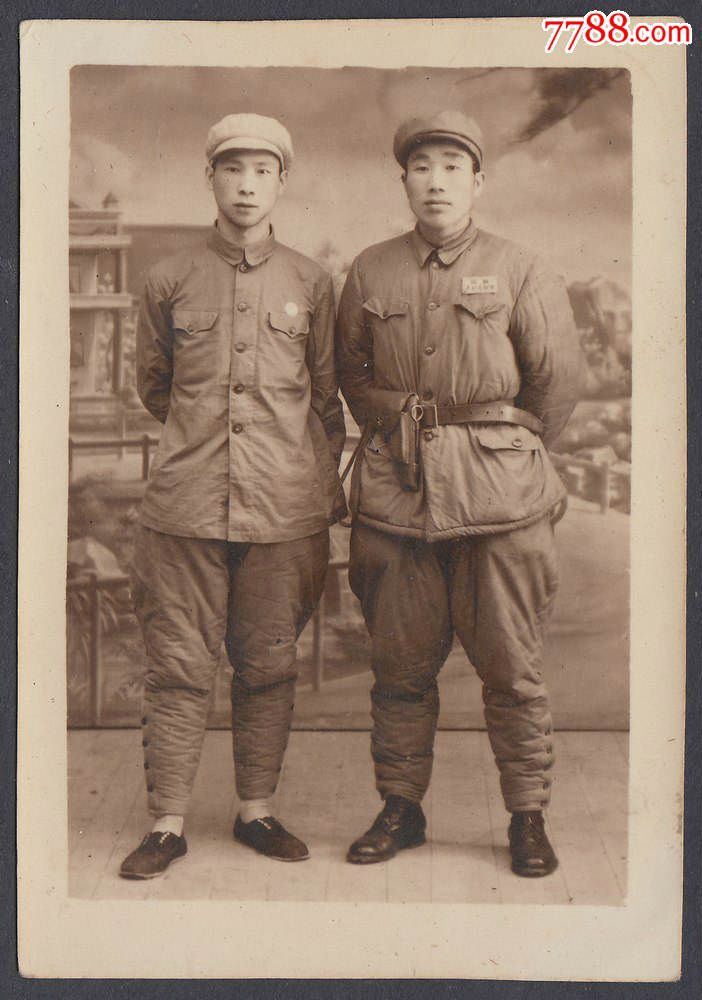 抗美援朝腰中持枪的绑腿军人