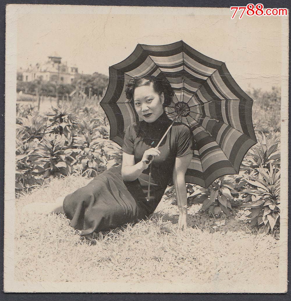 民国老照片,持伞的旗袍女子