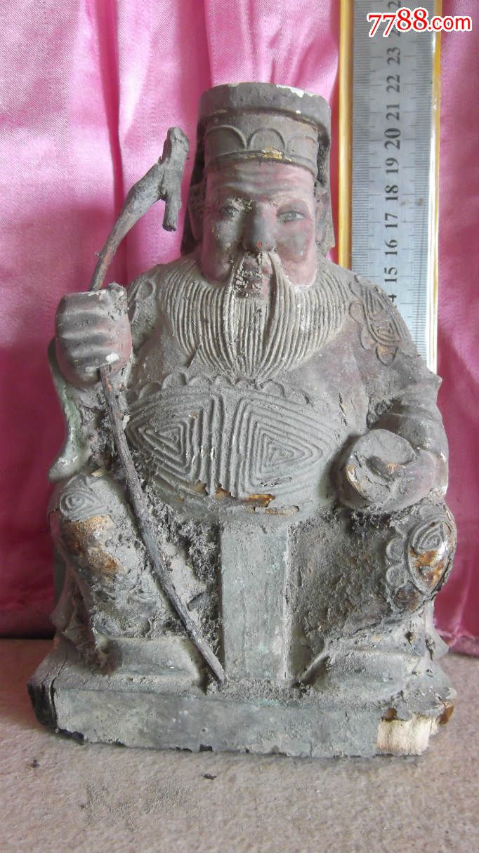 老神像一尊,香樟木雕刻,包浆不错,后背有被白蚂蚁咬过