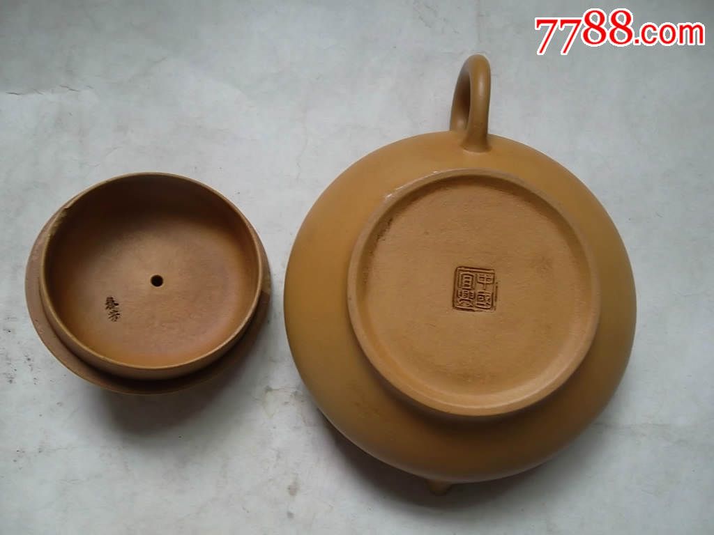 壶盖内"(应)春芳"款的紫砂壶