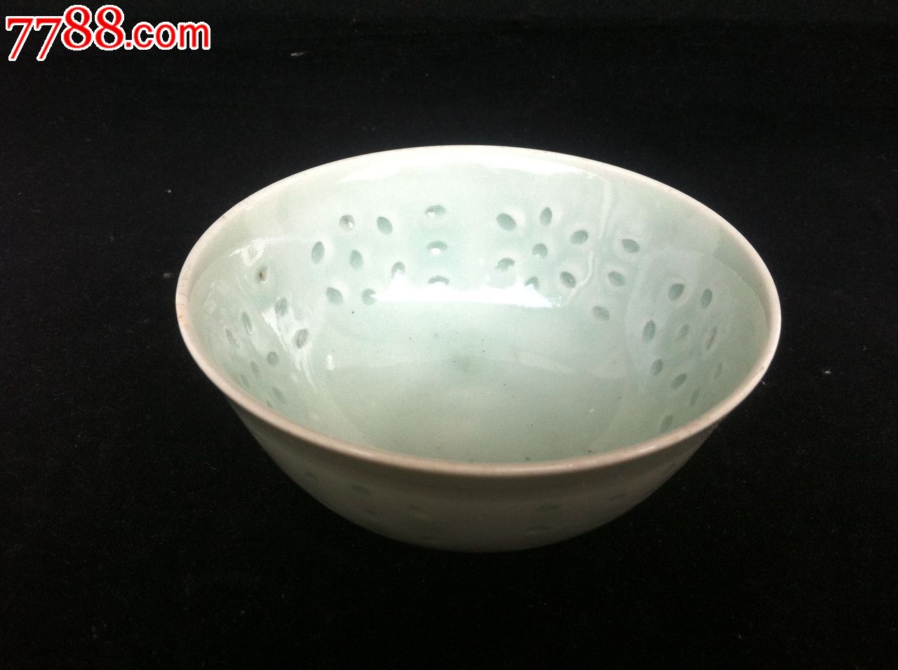 晶莹如玉的玲珑瓷青瓷碗