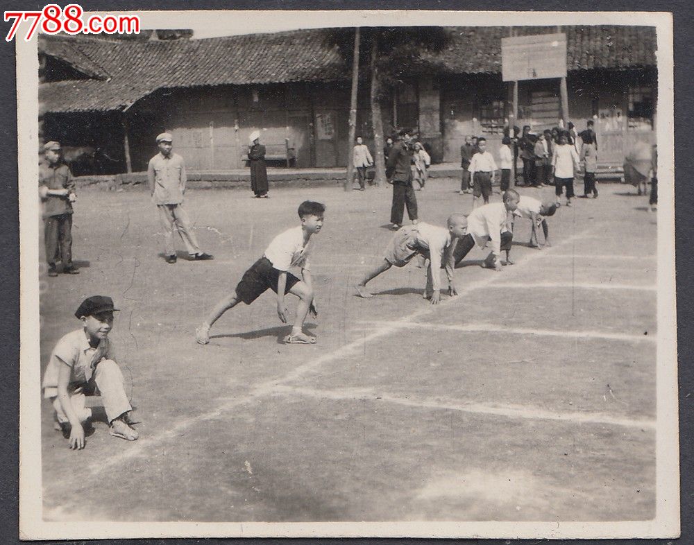 民国或解放前后老照片,篮球场上的运动会,穿草鞋和光脚的学生