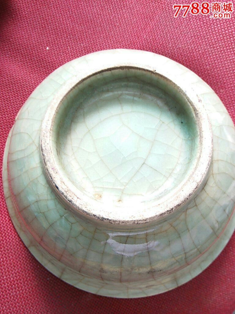 清代龙泉窑青瓷大开片碗