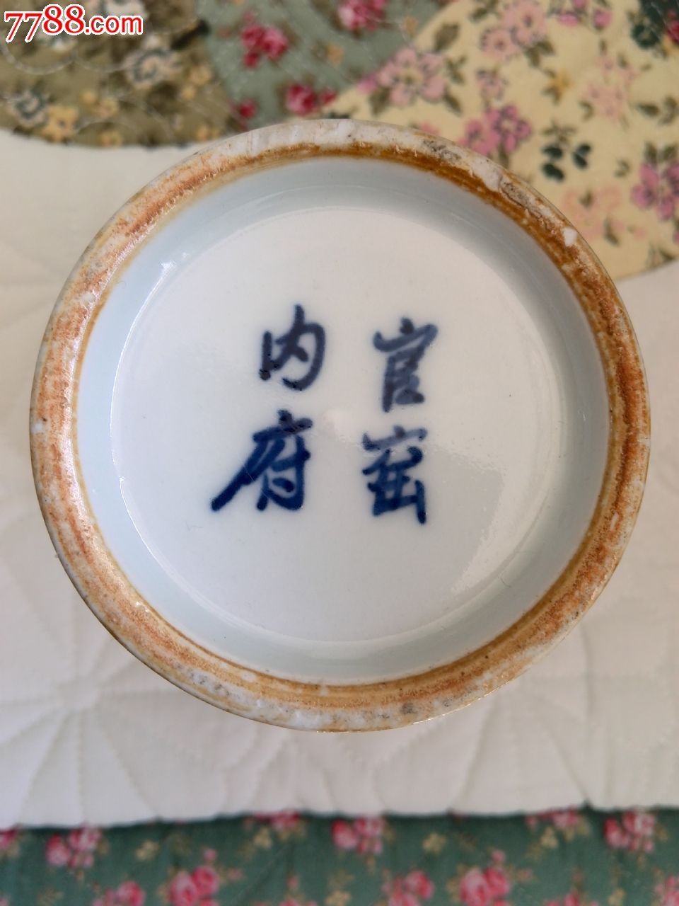 本网首现官窑内府粉彩人物笔筒