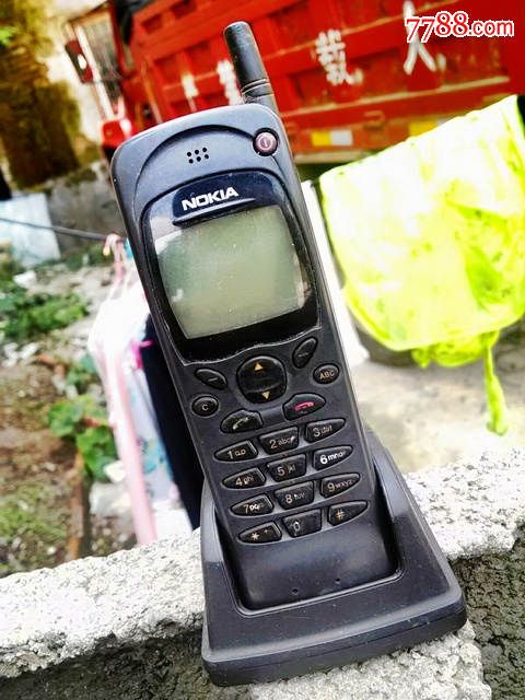 nokia诺基亚5110直板大哥大古董手机带充电底座一只如图