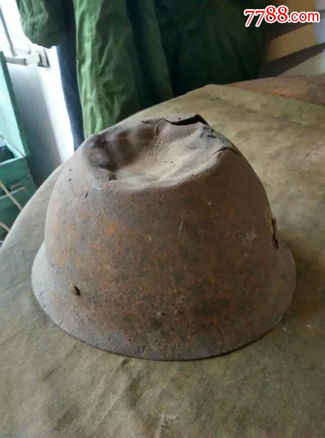 被炸的日军钢盔,日本头盔,二战遗留帽盔