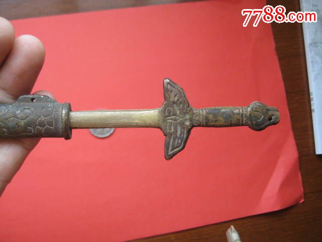 一把包老的剑柄带刻花的雌雄双股剑