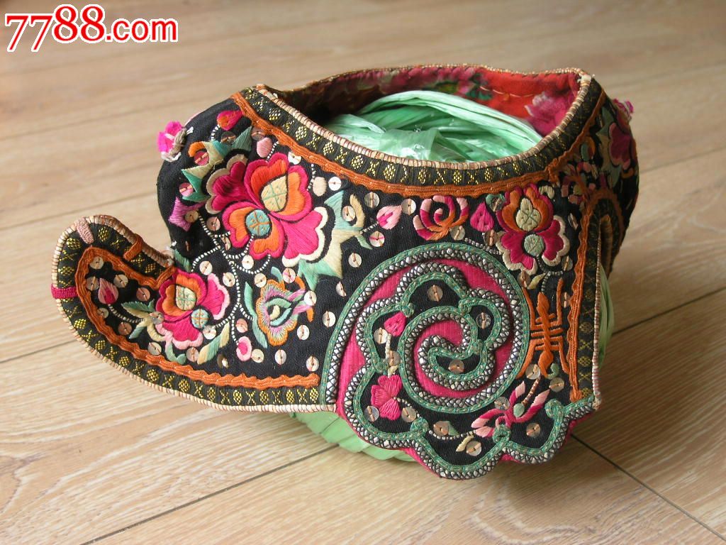 刺绣收藏1510a09-边疆早期民族地区厚底手工绣花彝族鸡冠帽