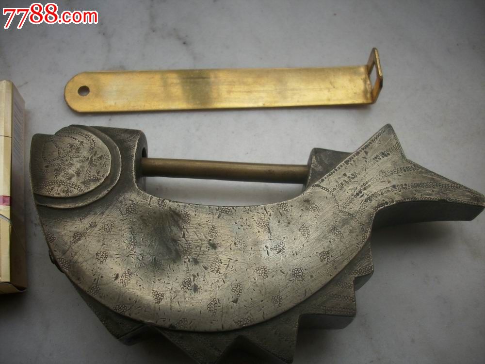 清末民国超大厚重白铜錾花鱼形锁长18厘米宽8厘米