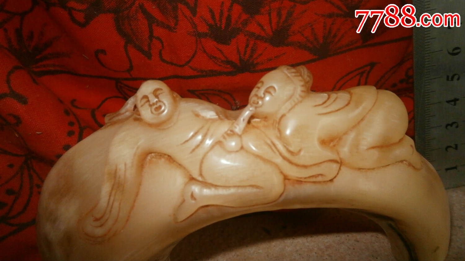 羊角雕把件摆件都可以,那个女的表情很投入,包真角纯手工雕