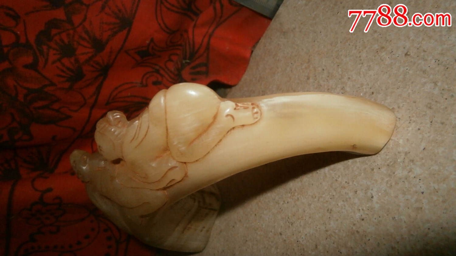 羊角雕把件摆件都可以,那个女的表情很投入,包真角纯手工雕