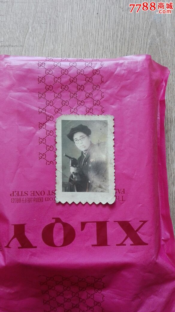 背签51年匣子枪戴胸章女军官照