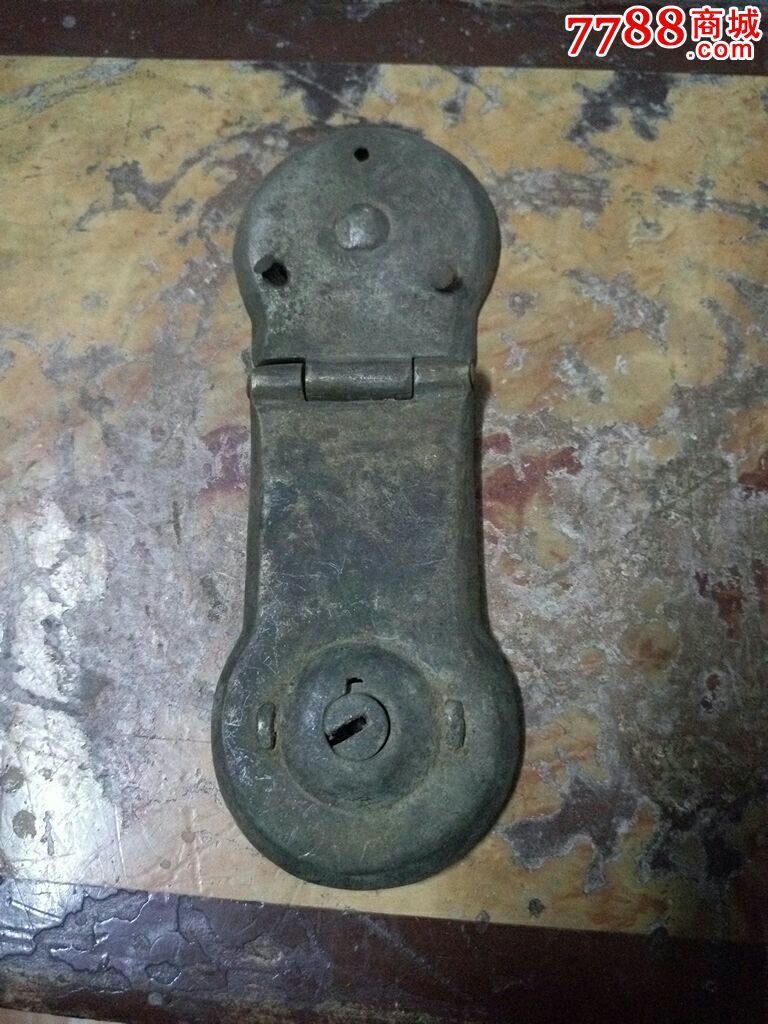 老铜箱柜上的铜锁