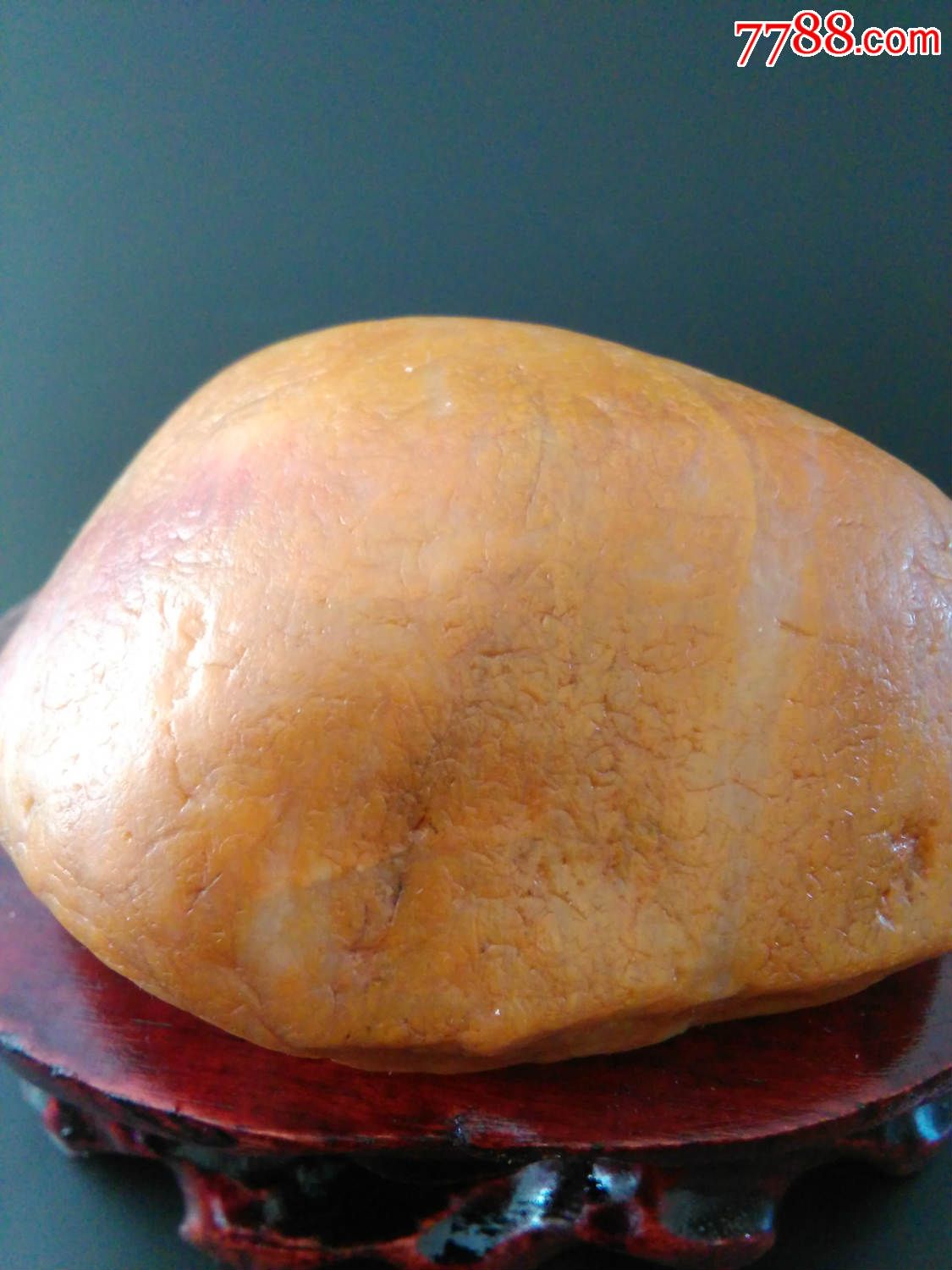 黑龙江带红黄彩纹玉石籽料320克【黑龙江水冲石】带底座