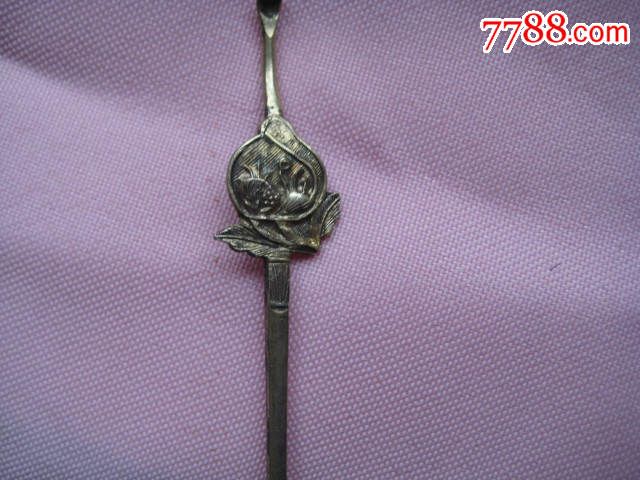 一支纯银锍金中间带花蓝的古代掏耳勺