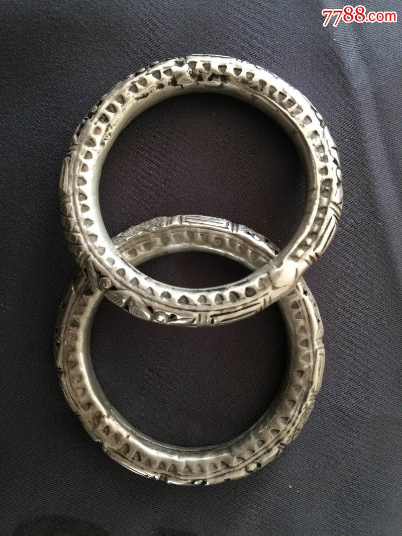 刚从农村淘来很少见的老银子手镯一对,保真包老