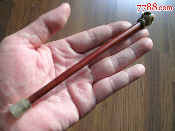 纤细优美,精细雕刻,爱不释手老烟杆