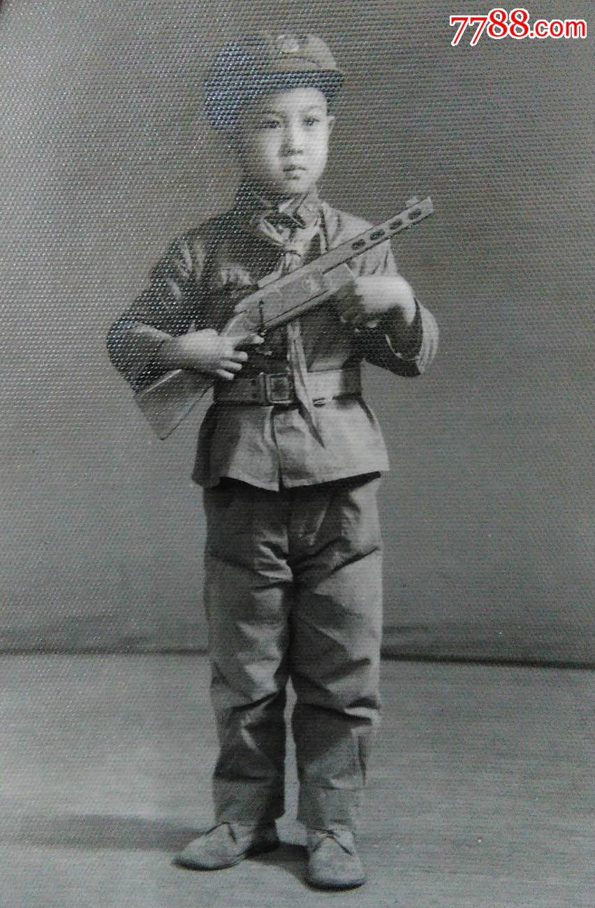 文革帅气小朋友军装照片