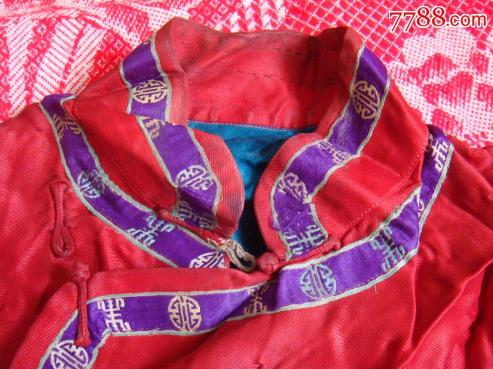 绸缎大襟镶边无袖衣服