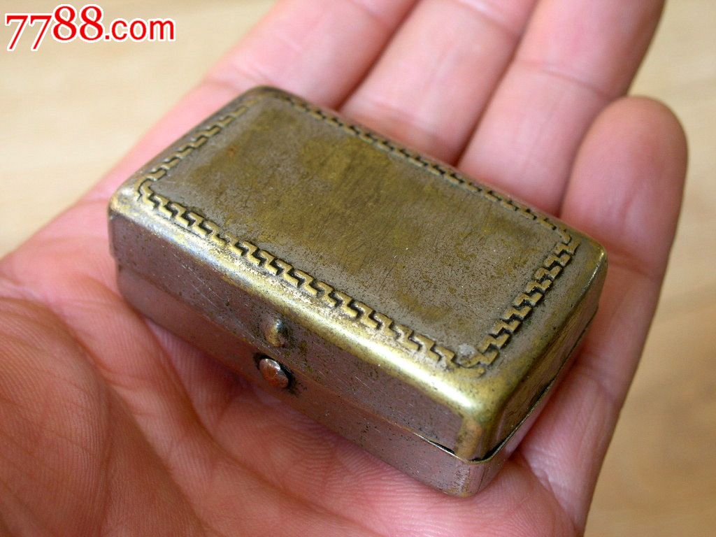 怀旧收藏160317民国殖民者带入袖珍錾纹铜镀络烟丝印章盒