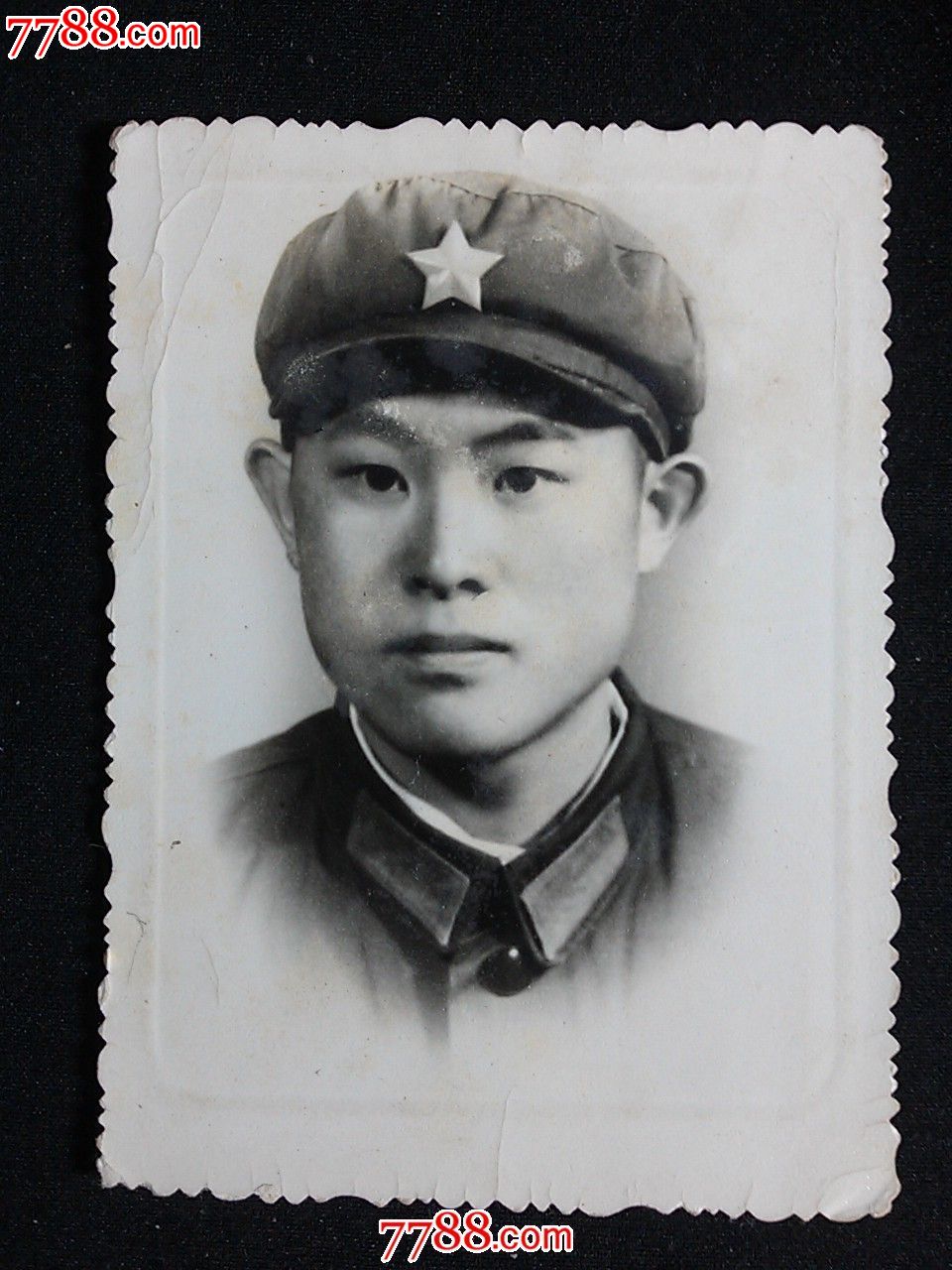 文革老照片当兵的帅小伙尺寸82x60公分