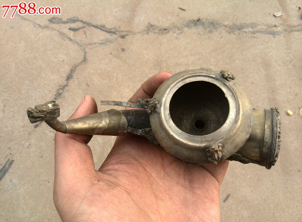 藏族老铜杂件,牦牛角做的烟灯好像.上面镶嵌五中神兽