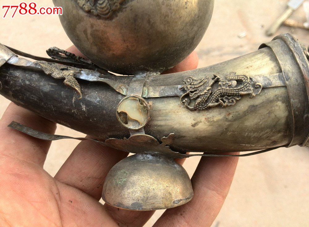 藏族老铜杂件,牦牛角做的烟灯好像.上面镶嵌五中神兽