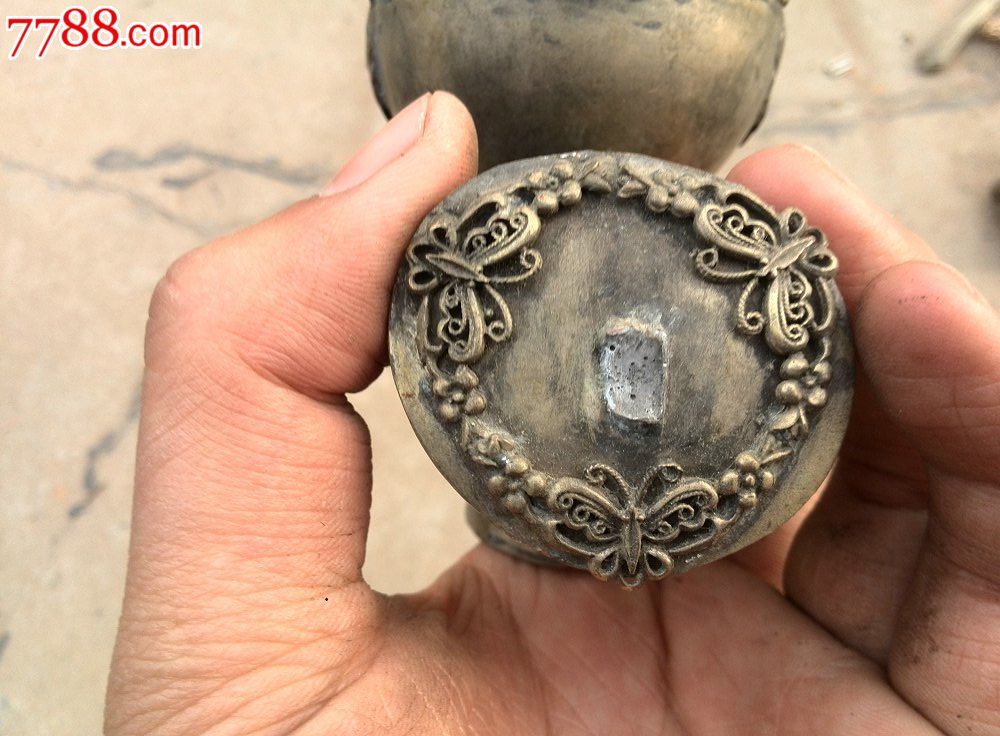 藏族老铜杂件,牦牛角做的烟灯好像.上面镶嵌五中神兽