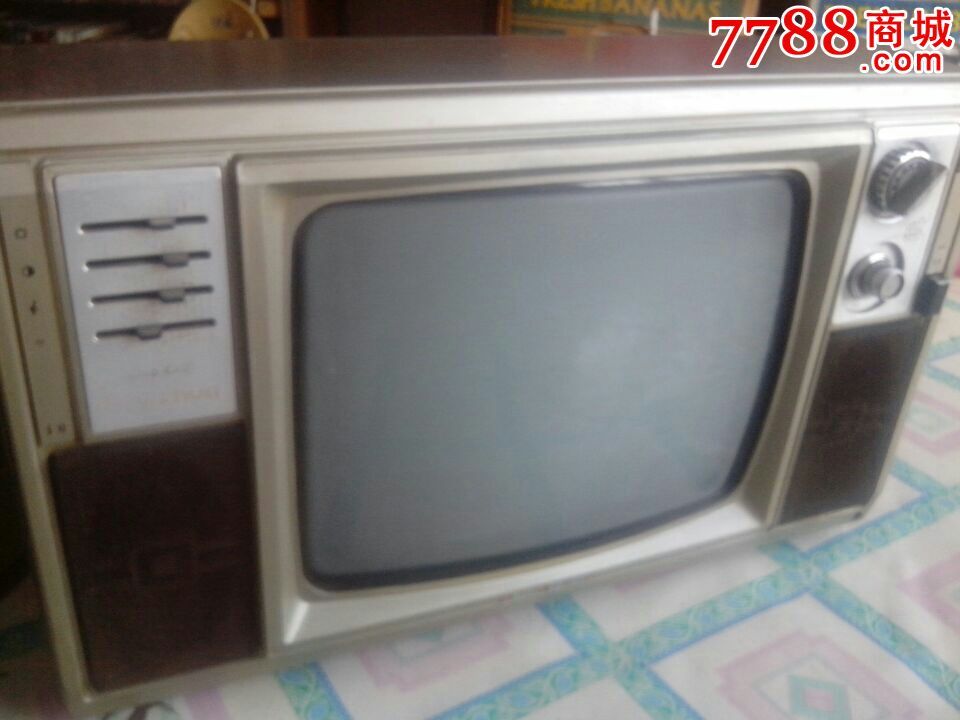 百合花牌双喇叭黑白电视机