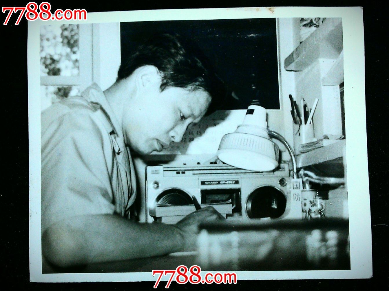 文革老照片:刻苦钻研【尺寸14.0x11.2公分】!