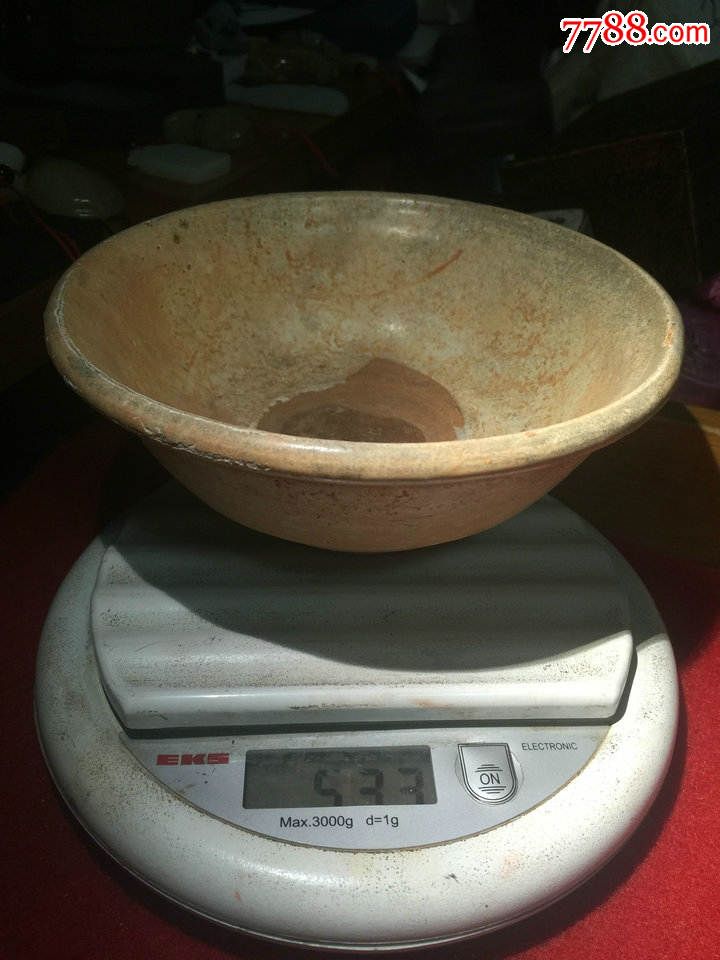 江西出土宋代龙泉大碗,口径16厘米,胎厚实重533克,土蚀侵釉,千年旧物