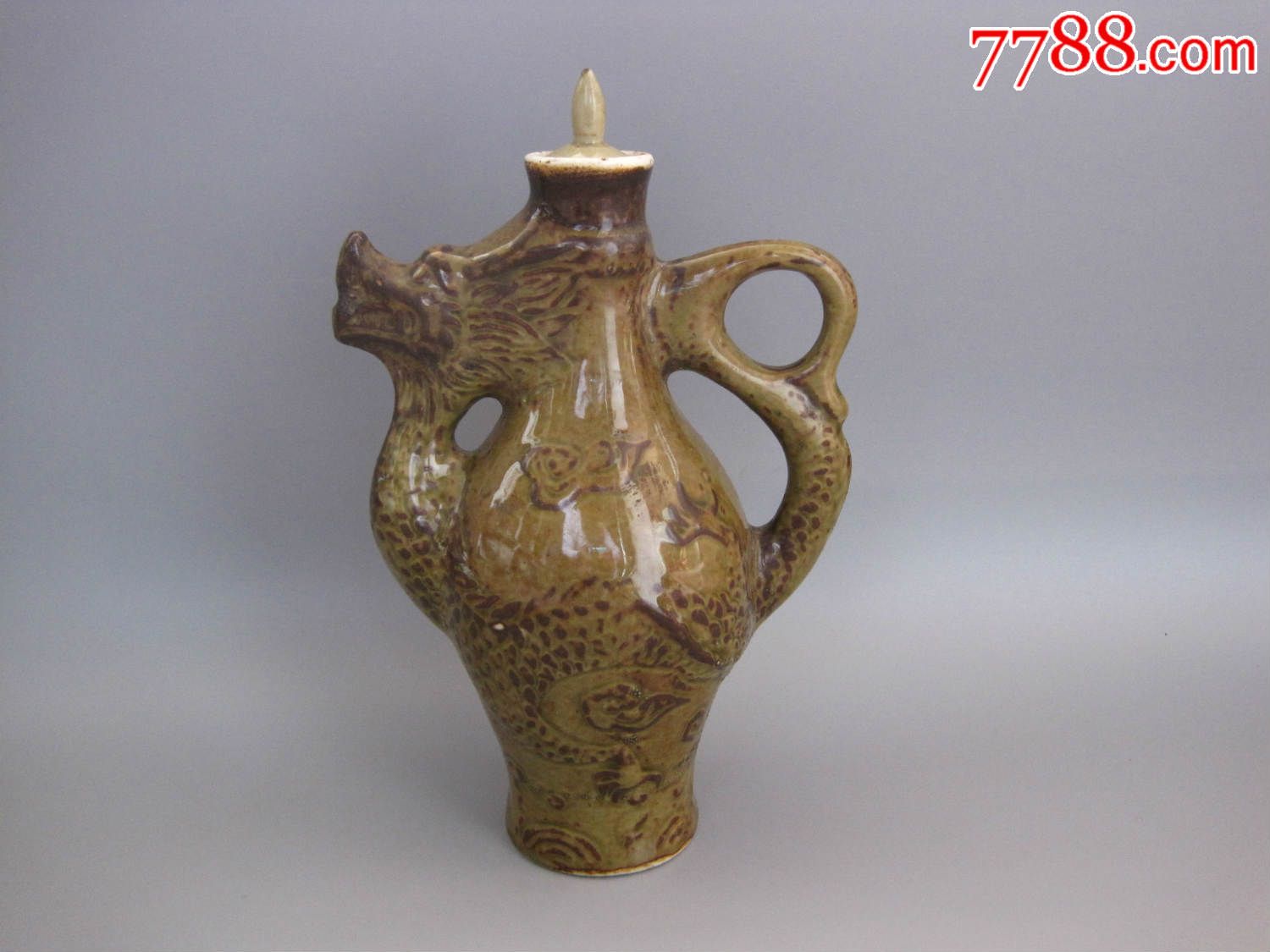 造型独特的龙型大酒壶